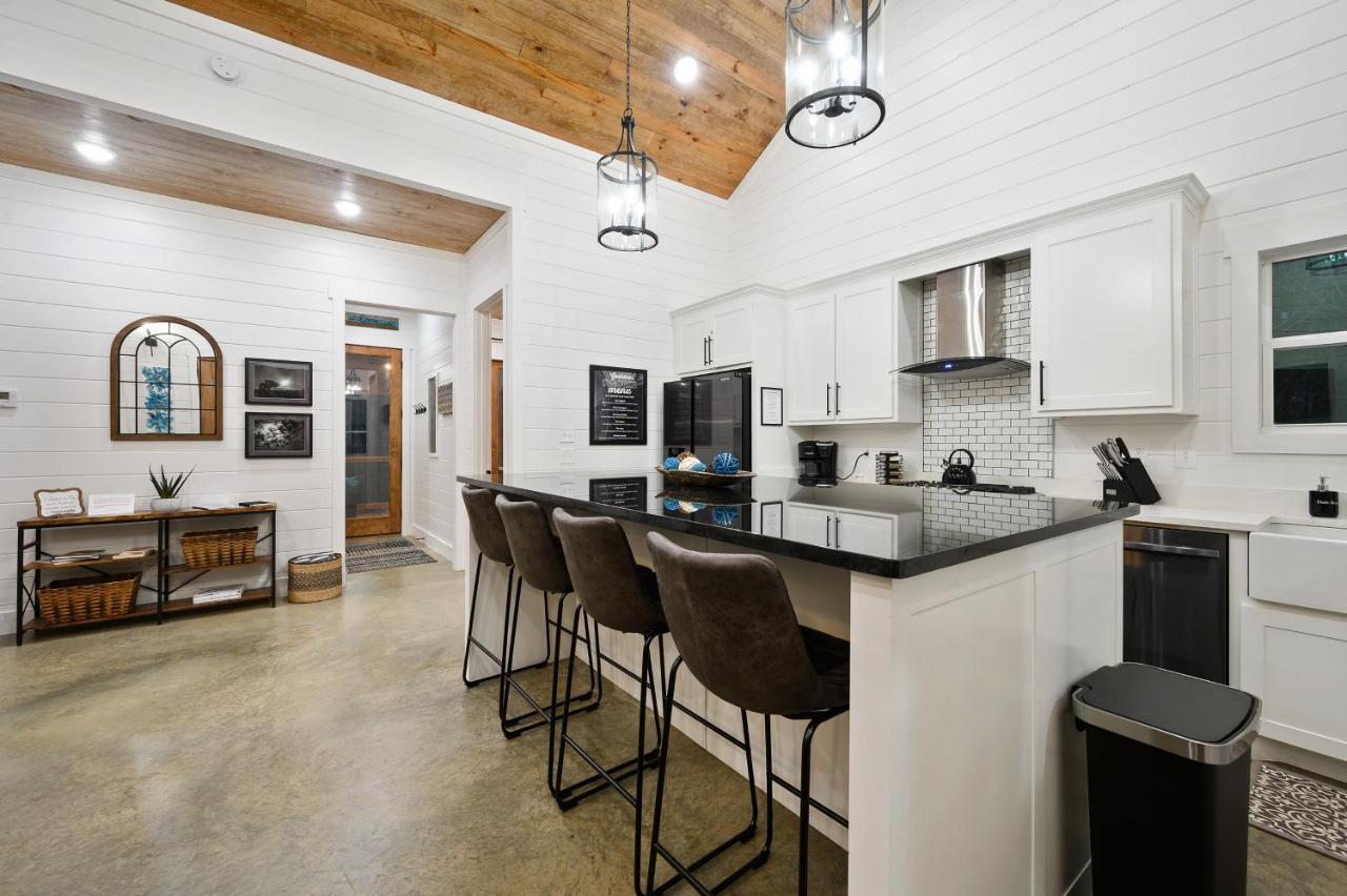 Villa Bella Luna Cabin - Cozy Farmhouse Cabin, Private Deck, Swing Set, Fire Pit, Hot Tub à Broken Bow Extérieur photo